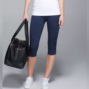 Lululemon Athletica Deep Navy Blue “In The Flow” seamless Crop17” tights Sz 4
